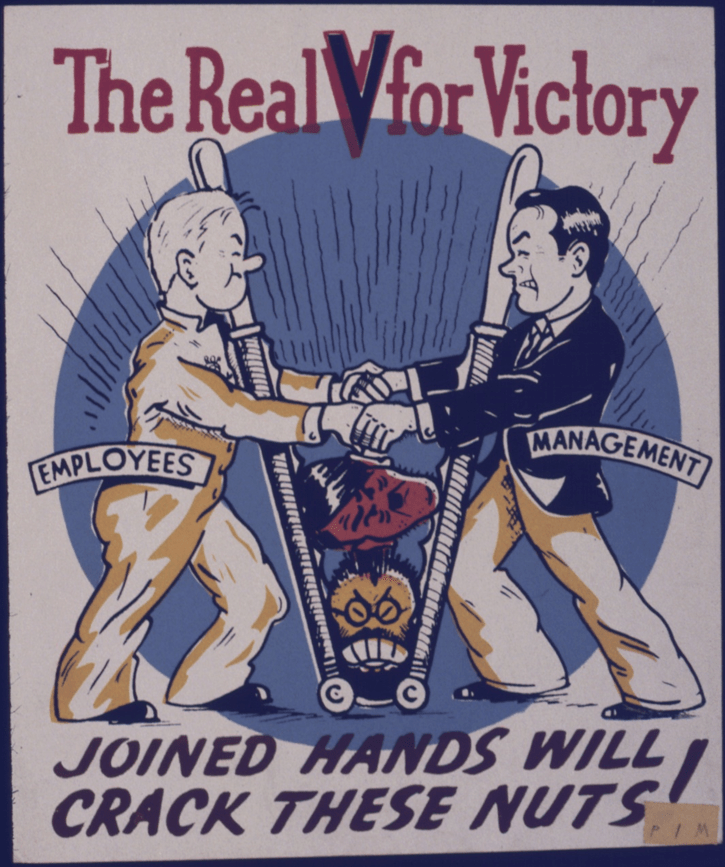 Imagem de domínio público em que se nota um cartaz de propaganda indicando o "V da Vitória" como símbolo da união necessária entre empregados e empregadores para o êxito no esforço de guerra.